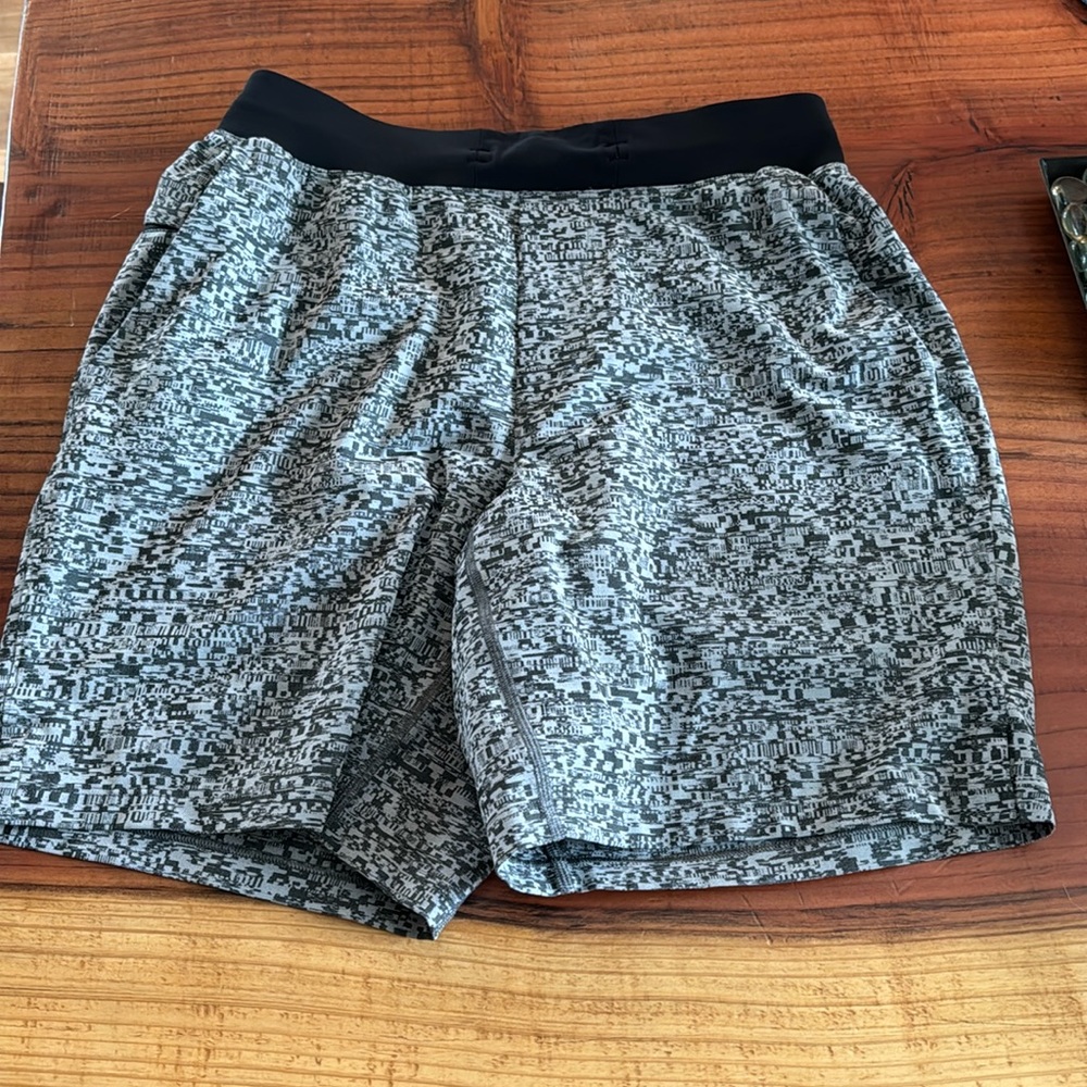 7 inch Inseam Lululemon T.H.E. Shorts, size small in digital gray camo.